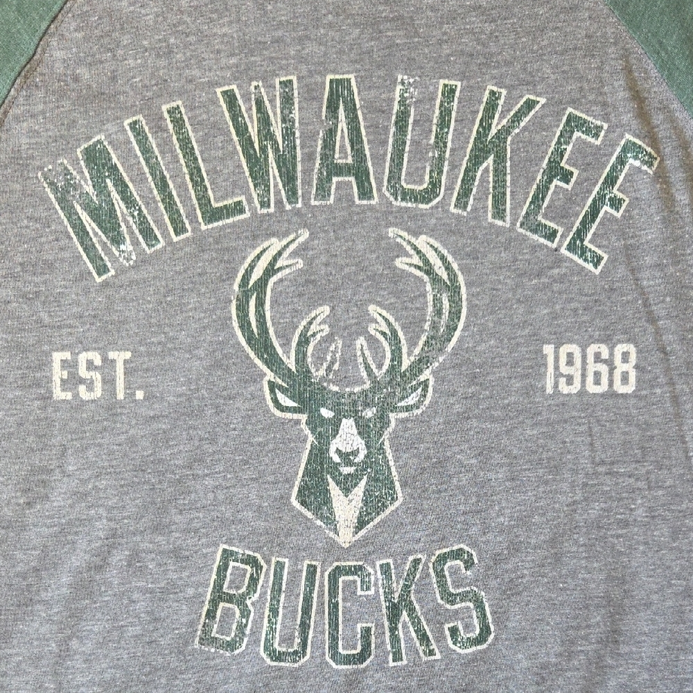 *NEVER WORN* Milwaukee Bucks Fanatics Raglan Long Sleeve Tee - Men’s Large - Picture 3 of 6